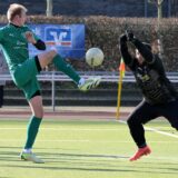 Ein Spieler von Westfalai Wethmar II schießt auf das Tor.