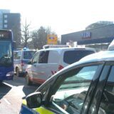 Ein blauer Bus steht an einer Bushaltestelle in Dortmund-Hörde. Er ist umringt von Einsatzfahrzeugen.