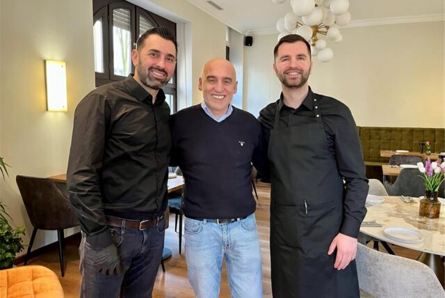 Armando (links), der Chef-Kellner, Nunzio (mitte), Geschäftsinhaber und sein Stellvertreter Elvis (rechts) im neuen Restaurant „Imperatore“ im Dortmunder Kaiserviertel