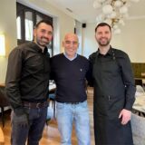 Armando (links), der Chef-Kellner, Nunzio (mitte), Geschäftsinhaber und sein Stellvertreter Elvis (rechts) im neuen Restaurant „Imperatore“ im Dortmunder Kaiserviertel