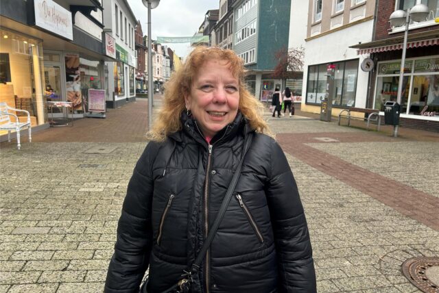 Jeanette-Gabriele Schulz steht in der Dattelner Innenstadt.
