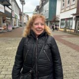 Jeanette-Gabriele Schulz steht in der Dattelner Innenstadt.