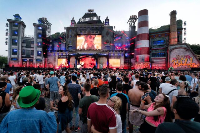 Fans feiern beim Electronic Music Festival «Parookaville» auf dem Flughafen Niederrhein.