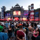 Fans feiern beim Electronic Music Festival «Parookaville» auf dem Flughafen Niederrhein.