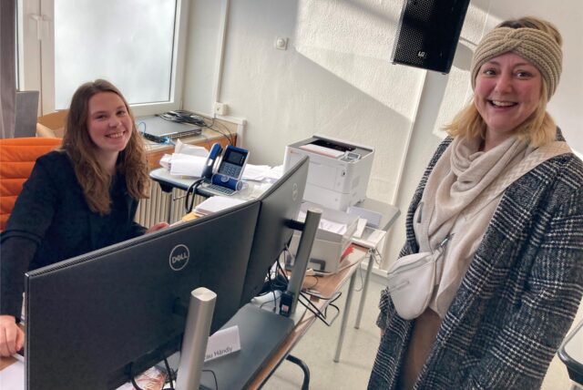 Sandra Posdziech (r.) holt ihre Briefwahlunterlagen bei Alina Händly ab.