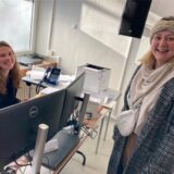 Sandra Posdziech (r.) holt ihre Briefwahlunterlagen bei Alina Händly ab.