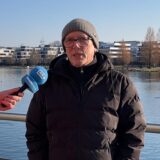 Tim Hübbertz befragt eine Person am Phoenix-See in Dortmund zur Schließung des Restaurants Phönixsee.
