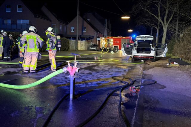 Feuerwehreinsatz bei brennendem E-Auto in Dorsten.