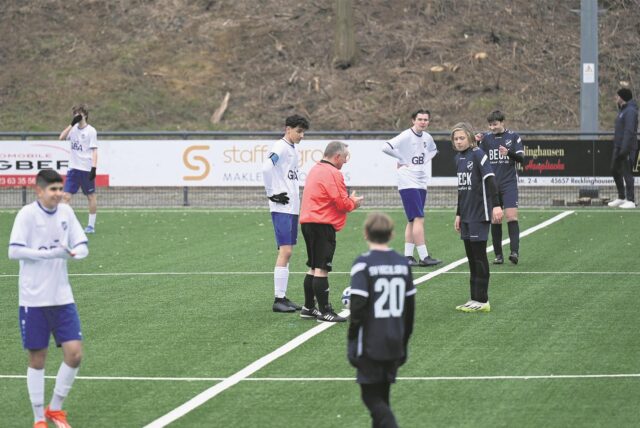 Stein des Anstoßes: Für ein internes B-Jugendspiel des SV Hochlar 28, mit offizieller Schiedsrichter-Ansetzung, wurde der Kunstrasenplatz freigegeben. Für Seniorenspiele nicht.