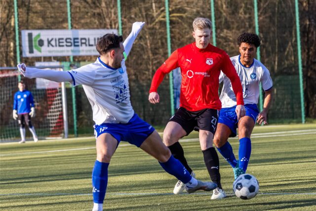 Der FC Castrop-Rauxel setzte sich in der Bezirksliga 10 gegen Westfalia Huckarde (rote Trikots) durch.