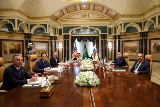 US-Außenminister Marco Rubio, zweiter von links, trifft sich mit dem saudischen Außenminister Prinz Faisal bin Farhan Al Saud, dem saudischen nationalen Sicherheitsberater Mosaad bin Mohammad Al-Aiban, dem nationalen Sicherheitsberater der USA, Mike Waltz, dem US-Gesandten für den Nahen Osten, Steve Witkoff, dem russischen Außenminister Sergej Lawrow, rechts, und dem außenpolitischen Berater des russischen Präsidenten Wladimir Putin, Juri Uschakow, im Diriyah-Palast in Riad.