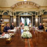 US-Außenminister Marco Rubio, zweiter von links, trifft sich mit dem saudischen Außenminister Prinz Faisal bin Farhan Al Saud, dem saudischen nationalen Sicherheitsberater Mosaad bin Mohammad Al-Aiban, dem nationalen Sicherheitsberater der USA, Mike Waltz, dem US-Gesandten für den Nahen Osten, Steve Witkoff, dem russischen Außenminister Sergej Lawrow, rechts, und dem außenpolitischen Berater des russischen Präsidenten Wladimir Putin, Juri Uschakow, im Diriyah-Palast in Riad.