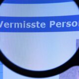 Hinter einer Lupe ist der Schriftzug «Vermisste Person» auf einem Fahndungsaufruf auf der Internetseite des Bundeskriminalamtes (BKA) zu sehen.
