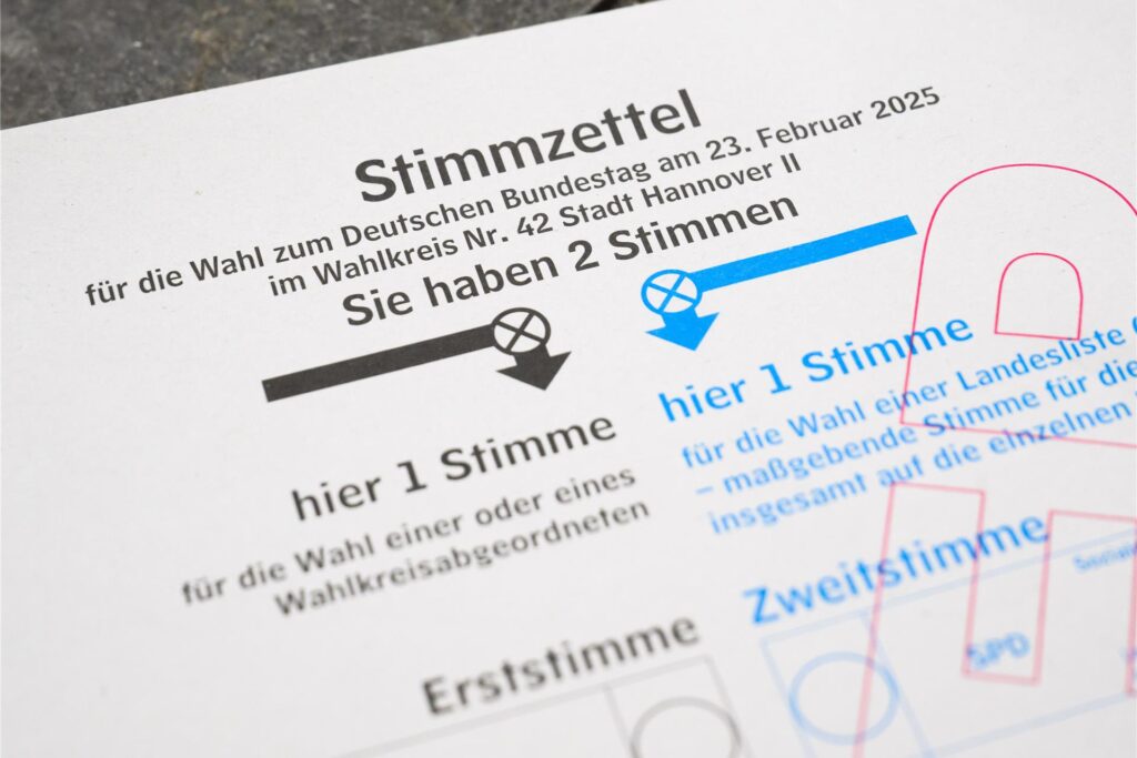 Ein Stimmzettel für die Bundestagswahl 2025 liegt als Muster in einer Briefwahlstelle. Ein Stimmzettel für die Bundestagswahl 2025 liegt als Muster in einer Briefwahlstelle.
