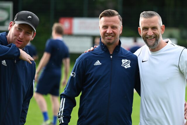 Wer in der kommenden Saison bei A2-Kreisligist SG Titania/RW Erkenschwick an der Linie steht, ist noch nicht geklärt. Christian Meermann (M.) und Thomas Synowczik (r.) werden es nicht mehr gemeinsam machen, wie der Sportliche Leiter Sven Weber mitteilte.