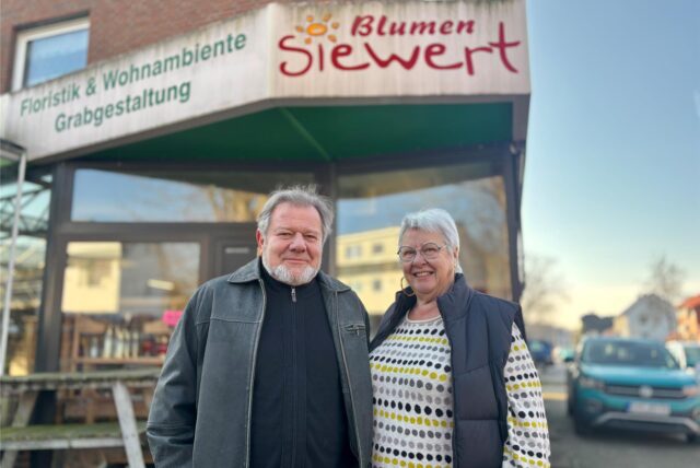 Wilhelm und Barbara Siewert stehen vor ihrem Geschäft, das sie voraussichtlich Ende April schließen werden.