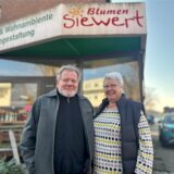 Wilhelm und Barbara Siewert stehen vor ihrem Geschäft, das sie voraussichtlich Ende April schließen werden.