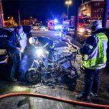 Einsatzkräfte der Feuerwehr und Polizei stehen an dem niedergebrannten Roller an der Schlägel-und-Eisen-Straße in Herten.