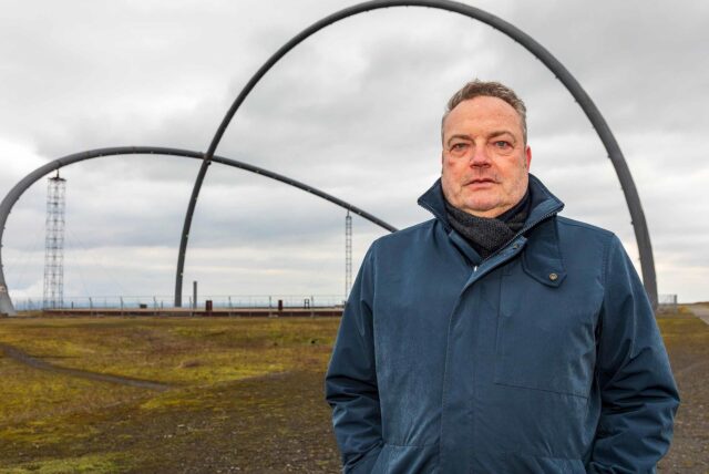 Bodo Klimpel, Landrat des Kreises Recklinghausen, steht vor dem Horizontobservatorium auf der Halde Hoheward in Herten.