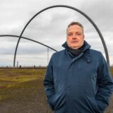 Bodo Klimpel, Landrat des Kreises Recklinghausen, steht vor dem Horizontobservatorium auf der Halde Hoheward in Herten.