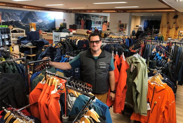 Alexander Knorre-Hüttermann, Inhaber von Up & Away – Outdoor und mehr, steht in seinem Laden.