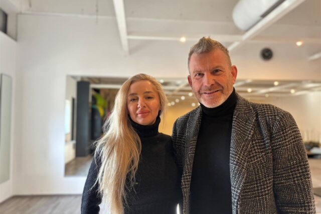 Karina und Manfred Friebel stehen in einem Trainingsraum von On Fitness in Oer-Erkenschwick