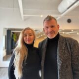Karina und Manfred Friebel stehen in einem Trainingsraum von On Fitness in Oer-Erkenschwick