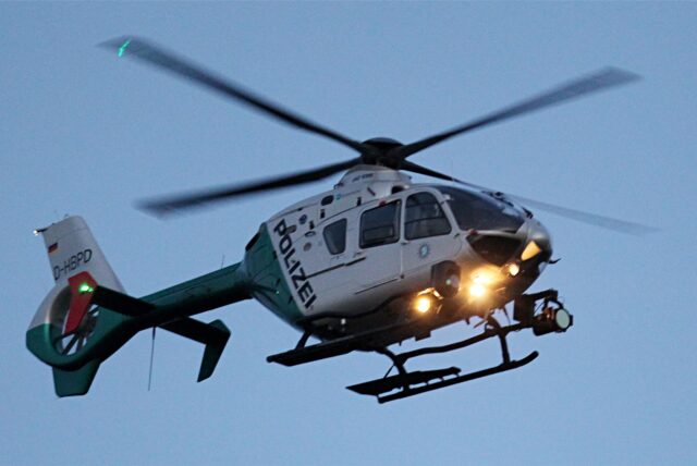 Ein Polizeihubschrauber mit eingeschalteten Scheinwerfern. (Symbolbild)