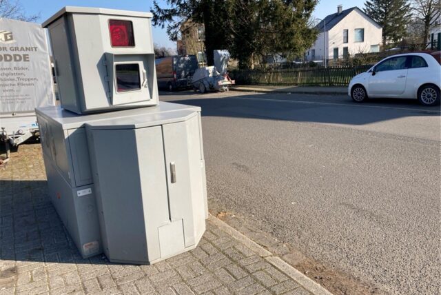Ein Panzerblitzer stehen in Herten am Rand der Mühlenstraße.