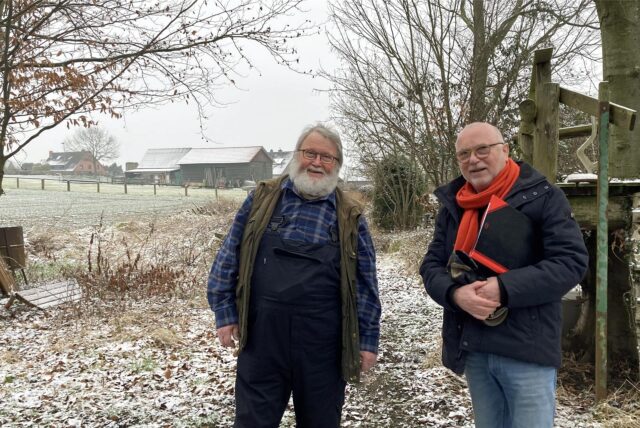 Lothar Marquard (l.) und Reinhard Kilmer auf dem großen Gartengrundstück auf dem Sommerberg