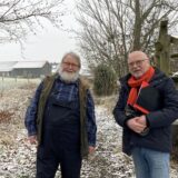 Lothar Marquard (l.) und Reinhard Kilmer auf dem großen Gartengrundstück auf dem Sommerberg