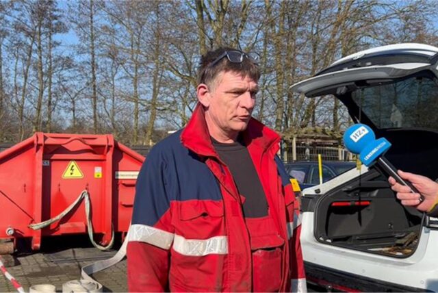 Bergungsexperte Olaf Obers steht vor einem Mikrofon