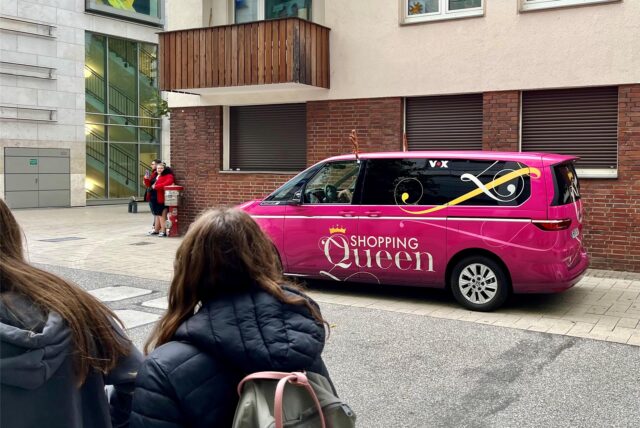 Der bekannte „Shopping Queen“-Bulli stand am Montagnachmittag in Dortmund vor der Thier-Galerie.