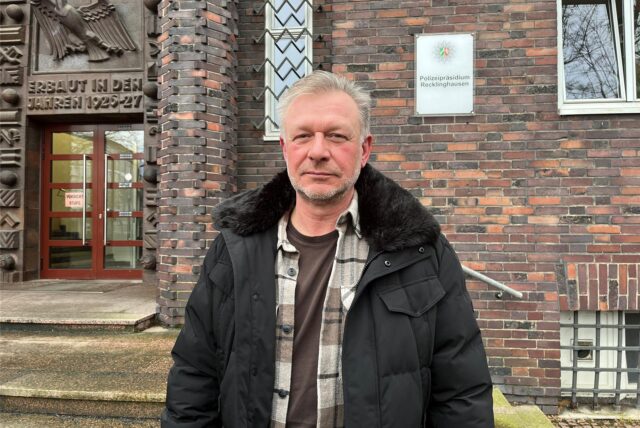 Andreas Tworek steht vor dem Polizeipräsidium in Recklinghausen.