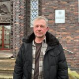 Andreas Tworek steht vor dem Polizeipräsidium in Recklinghausen.