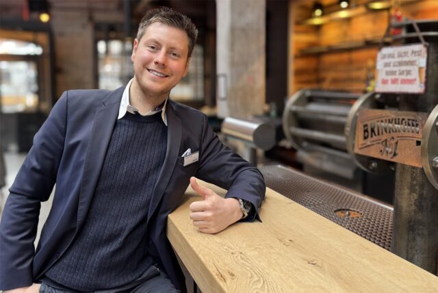 Der Dortmunder Caterer Jürgen Mohr steht an einer Theke in seiner neuen Eventlocation „Neue Färberei“.