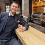 Der Dortmunder Caterer Jürgen Mohr steht an einer Theke in seiner neuen Eventlocation „Neue Färberei“.