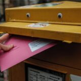 Ein Mann wirft einen Briefwahlumschlag für die Bundestagswahl 2025 in einen Postkasten.