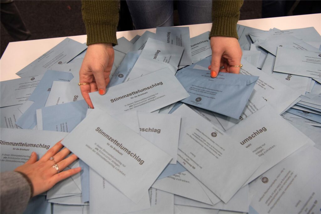 Wahlhelfer sichten nach der Bundestagswahl die Stimmzettel der Briefwähler. Wahlhelfer sichten nach der Bundestagswahl die Stimmzettel der Briefwähler.