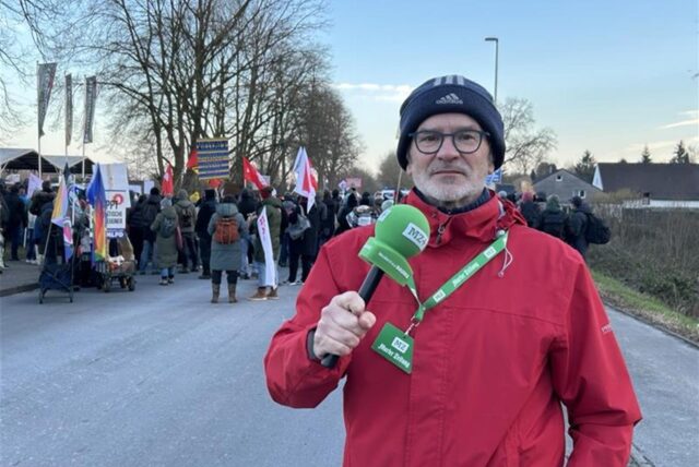 MZ-Redakteur Thomas Brysch berichtet live von der Protestdemonstration in Sinsen.