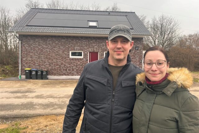 Viktor und Lisa Dick stehen vor ihrem Haus am Emscherufer.