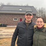 Viktor und Lisa Dick stehen vor ihrem Haus am Emscherufer.