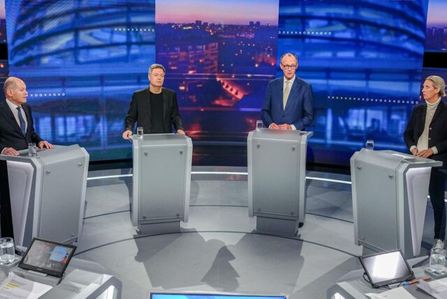 Bundeskanzler Olaf Scholz (SPD), Robert Habeck (Bündnis 90/Die Grünen), Bundesminister für Wirtschaft und Klimaschutz, Friedrich Merz, Unions-Kanzlerkandidat und CDU Bundesvorsitzender, und Alice Weidel, Fraktionsvorsitzende der AfD,