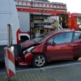 Ein Auto mit kaputter Front, die in einem Transporter hängt.