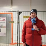 Reporter Tim Hübbertz steht vor der Baustelle an der Dortmunder Stadtbahn-Haltestelle Stadtgarten.