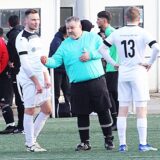 Die Szene, die für einige Aufregung am Loekamp sorgte: Waltrops Can Klein (l.) und Feners Gökhan Köksal am Boden.