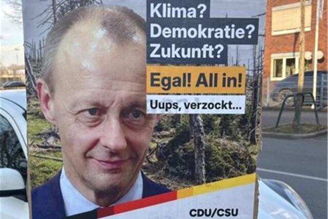 Ein Plakat mit Porträt von Friedrich Merz und dem Schriftzug „Klima? Demokratie? Zukunft? Egal! All in! Uups, verzockt …“