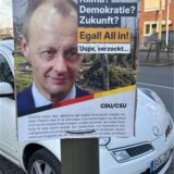 Ein Plakat mit Porträt von Friedrich Merz und dem Schriftzug „Klima? Demokratie? Zukunft? Egal! All in! Uups, verzockt …“