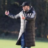 Hayrettin Celik erklärt Serdar Bingöl etwas.