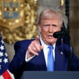 US-Präsident Donald Trump spricht in seinem Anwesen Mar-a-Lago.